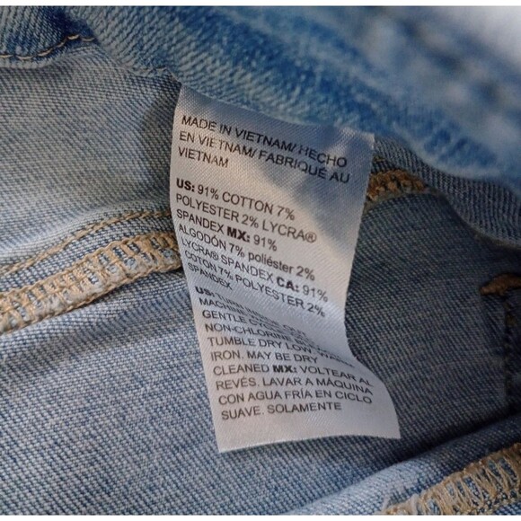 Chicos Slim Leg Light Blue Bermuda Shorts Size 4 - Picture 3 of 6